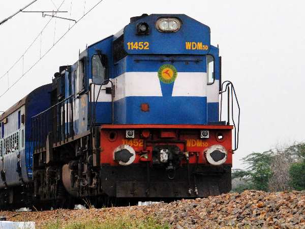 7 -7 लाख रुपए की दी घूस, बने फर्जी टीटीई