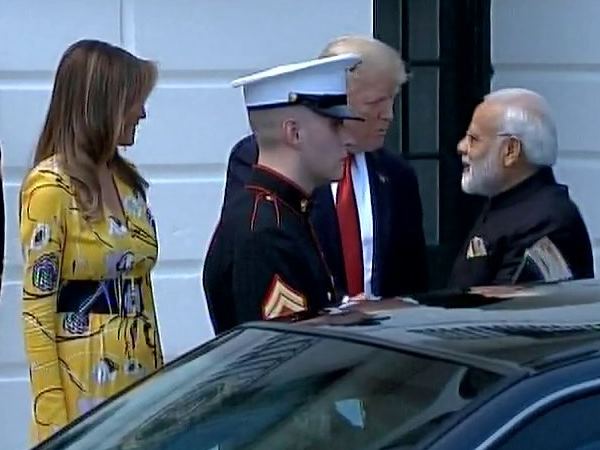 LIVE: डोनाल्ड ट्रंप से मिले पीएम मोदी, गर्मजोशी से हुआ स्वागत LIVE: डोनाल्ड ट्रंप से मिले पीएम मोदी, गर्मजोशी से हुआ स्वागत