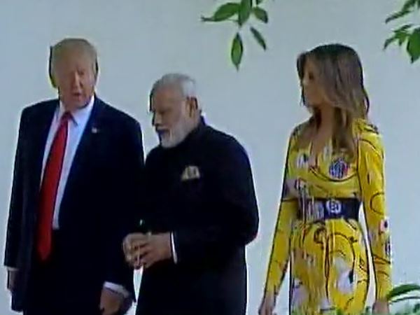 LIVE: डोनाल्ड ट्रंप से मिले पीएम मोदी, गर्मजोशी से हुआ स्वागत LIVE: डोनाल्ड ट्रंप से मिले पीएम मोदी, गर्मजोशी से हुआ स्वागत