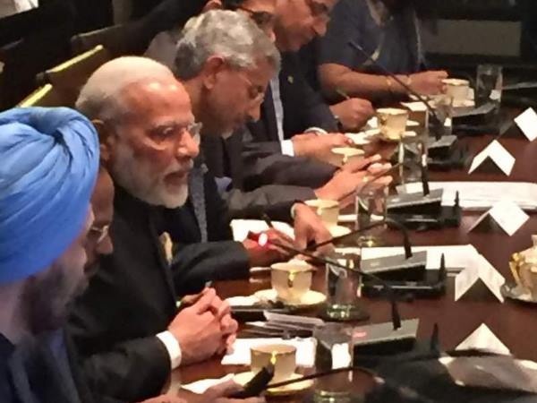 LIVE: डोनाल्ड ट्रंप से मिले पीएम मोदी, गर्मजोशी से हुआ स्वागत LIVE: डोनाल्ड ट्रंप से मिले पीएम मोदी, गर्मजोशी से हुआ स्वागत