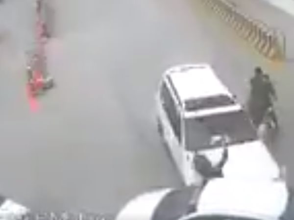 VIDEO:पाकिस्तान के विधायक की कार ने ट्रैफिक हवलदार को रौंद डाला VIDEO:पाकिस्तान के विधायक की कार ने ट्रैफिक हवलदार को रौंद डाला