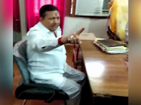 VIDEO: योगी का गाली बकने वाला बाबू, जिसकी दबंगई कर देगी दंग VIDEO: योगी का गाली बकने वाला बाबू, जिसकी दबंगई कर देगी दंग