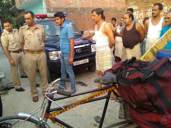 PICS: योगी के बंद किए मीट की कर रहा था होम डिलीवरी, किया गया गिरफ्तार PICS: योगी के बंद किए मीट की कर रहा था होम डिलीवरी, किया गया गिरफ्तार