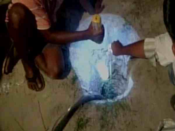 डेढ़ साल की बच्ची 40 फीट गहरे बोरवेल में गिरी, बचाव जारी डेढ़ साल की बच्ची 40 फीट गहरे बोरवेल में गिरी, बचाव जारी