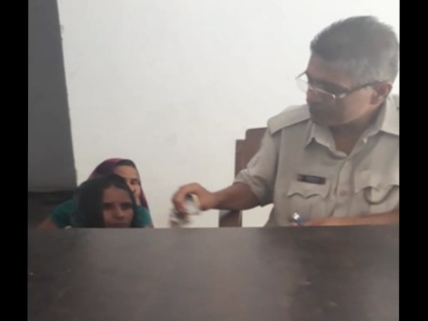 VIDEO: थाने में खुलेआम खाकी ले रही है रिश्वत VIDEO: थाने में खुलेआम खाकी ले रही है रिश्वत