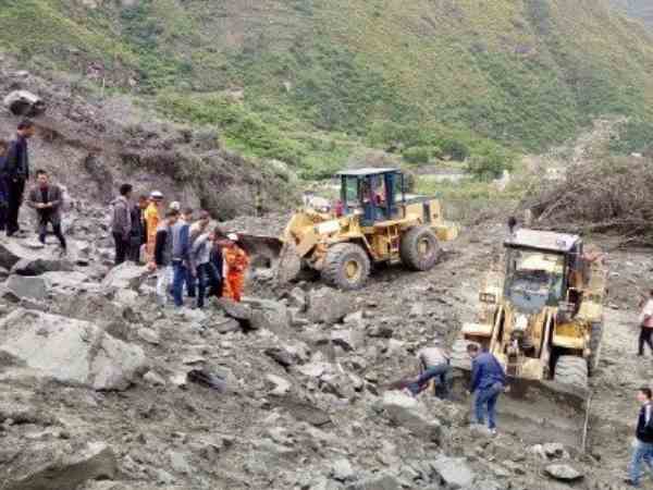 चीन में भूस्खलन, 100 से ज्यादा के लोगों के जिंदा दफ्न होनें की आशंका चीन में भूस्खलन, 100 से ज्यादा के लोगों के जिंदा दफ्न होनें की आशंका