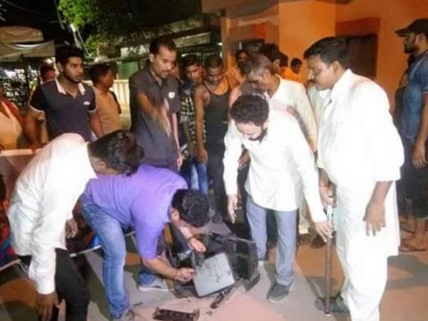 धरे के धरे रह गए पटाखे तो मौलाना साहब ने फोड़े TV धरे के धरे रह गए पटाखे तो मौलाना साहब ने फोड़े TV