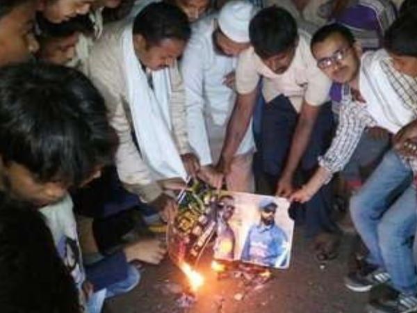 धरे के धरे रह गए पटाखे तो मौलाना साहब ने फोड़े TV धरे के धरे रह गए पटाखे तो मौलाना साहब ने फोड़े TV