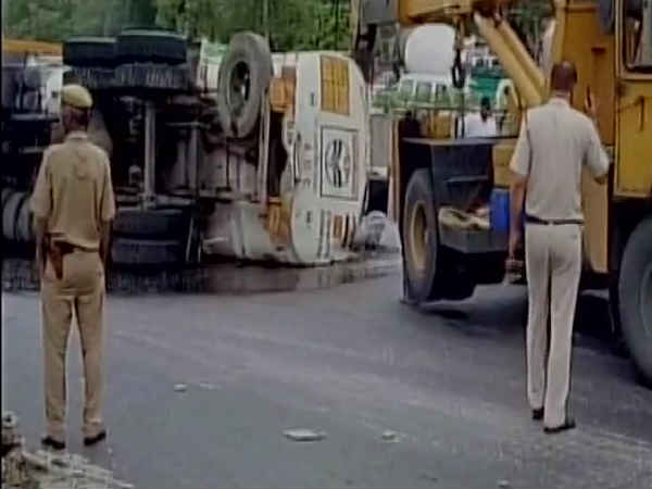 दिल्ली: मूलचंद अंडरपास पर पलटा टैंकर, 20 हजार लीटर पेट्रोल बर्बाद दिल्ली: मूलचंद अंडरपास पर पलटा टैंकर, 20 हजार लीटर पेट्रोल बर्बाद