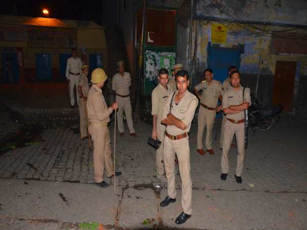 लव मैरिज के बाद लड़की के मामा को आया गुस्सा, तीन थानों की पुलिस पहुंची रोकने लव मैरिज के बाद लड़की के मामा को आया गुस्सा, तीन थानों की पुलिस पहुंची रोकने
