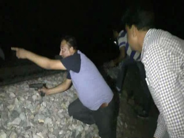 VIDEO: फिल्म नहीं ये है पुलिस-बदमाश के बीच का असली थ्रिलर, ट्रेन की हूं-हूं और गोलियों की धाएं-धांए VIDEO: फिल्म नहीं ये है पुलिस-बदमाश के बीच का असली थ्रिलर, ट्रेन की हूं-हूं और गोलियों की धाएं-धांए
