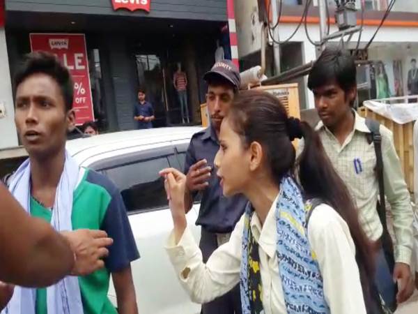 VIDEO: मनचलों के अश्लील कमेंट पर लड़की ने दिया जवाब VIDEO: मनचलों के अश्लील कमेंट पर लड़की ने दिया जवाब