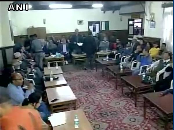 दार्जिलिंग: गोरखा जनमुक्ति मोर्चा की सर्वदलीय बैठक जारी दार्जिलिंग: गोरखा जनमुक्ति मोर्चा की सर्वदलीय बैठक जारी