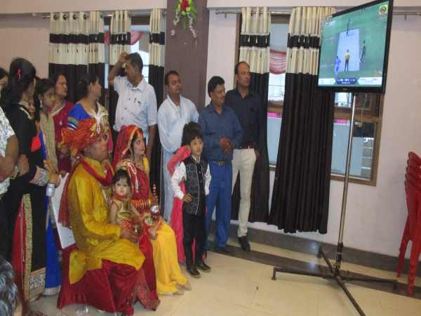 भारत में क्रिकेट को धर्म का दर्जा ऐसे ही नहीं दिया गया है। मिर्जापुर में एक शादी के दौरान बाराती मैट देख सके इसलिए टीवी लगाया गया। इस दौरान दूल्हा और दुल्हन भी मैच का लुफ्त उठाते रहे। यहां तक कि मंडप के समय भी दूल्हा मोहाइल पर मैच देखता रहा। भारत में क्रिकेट को धर्म का दर्जा ऐसे ही नहीं दिया गया है। मिर्जापुर में एक शादी के दौरान बाराती मैट देख सके इसलिए टीवी लगाया गया। इस दौरान दूल्हा और दुल्हन भी मैच का लुफ्त उठाते रहे। यहां तक कि मंडप के समय भी दूल्हा मोहाइल पर मैच देखता रहा।