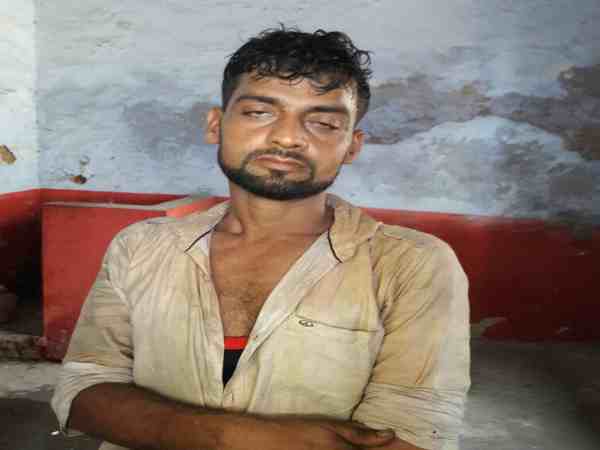 गौकशी तस्करों ने पुलिस पर ट्रक चढ़ाने की कोशिश की, पुलिस ने फिल्मी अंदाज में रोका गौकशी तस्करों ने पुलिस पर ट्रक चढ़ाने की कोशिश की, पुलिस ने फिल्मी अंदाज में रोका