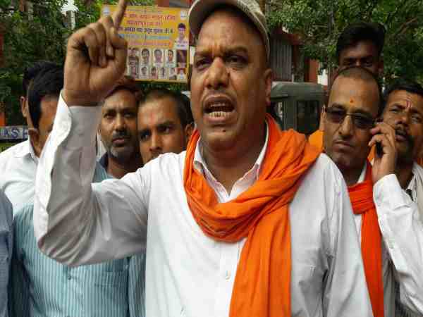 विश्व हिन्दू परिषद का ऐलान, आजम खान की जुबान काटकर लाओ पचास लाख ले जाओ विश्व हिन्दू परिषद का ऐलान, आजम खान की जुबान काटकर लाओ पचास लाख ले जाओ