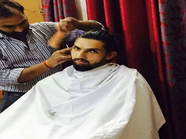 क्या इस क्रिकेटर को पहचान लिया आपने? यहां नहीं पटक पाते ये बाउंसर क्या इस क्रिकेटर को पहचान लिया आपने? यहां नहीं पटक पाते ये बाउंसर
