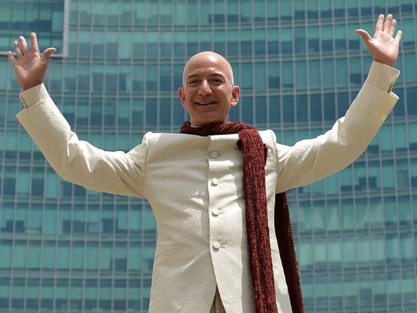 इस शख्स के पास हैं इतने पैसे, सबसे पूछ रहा कहां कर दूं दान इस शख्स के पास हैं इतने पैसे, सबसे पूछ रहा कहां कर दूं दान