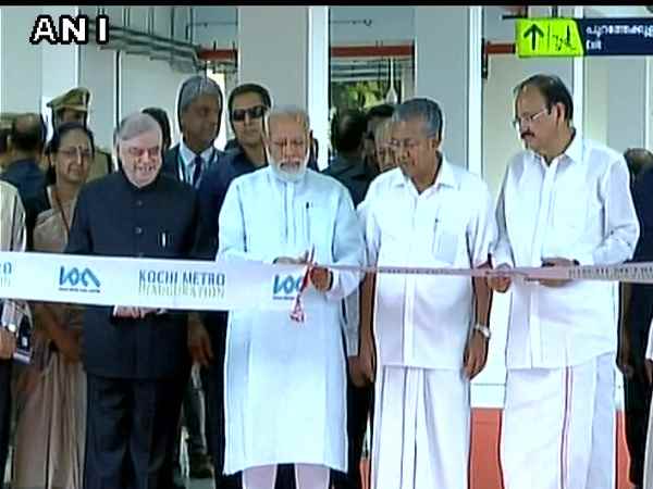 पीएम मोदी ने किया कोच्चि मेट्रो का उद्घाटन, ई श्रीधरन भी रहे मौजूद पीएम मोदी ने किया कोच्चि मेट्रो का उद्घाटन, ई श्रीधरन भी रहे मौजूद