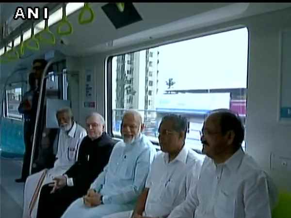 पीएम मोदी ने किया कोच्चि मेट्रो का उद्घाटन, ई श्रीधरन भी रहे मौजूद पीएम मोदी ने किया कोच्चि मेट्रो का उद्घाटन, ई श्रीधरन भी रहे मौजूद