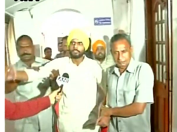 दिल्ली विधानसभा में दो युवकों का हंगामा, स्पीकर ने भेजा जेल दिल्ली विधानसभा में दो युवकों का हंगामा, स्पीकर ने भेजा जेल