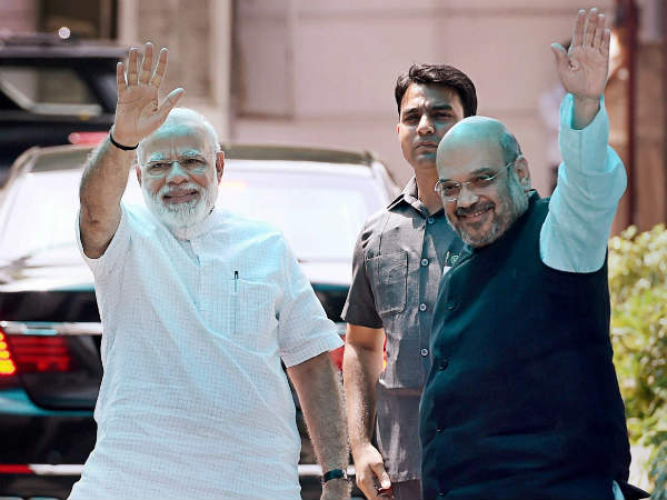 छापेमारी और सेंधमारी की सियासत के मायने! छापेमारी और सेंधमारी की सियासत के मायने!
