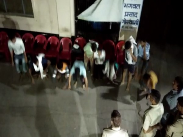 VIDEO: पुण्य कमाने आए श्रद्धालुओं ने महिला से किया पाप, पुलिस ने लगवाई दंड-बैठक VIDEO: पुण्य कमाने आए श्रद्धालुओं ने महिला से किया पाप, पुलिस ने लगवाई दंड-बैठक