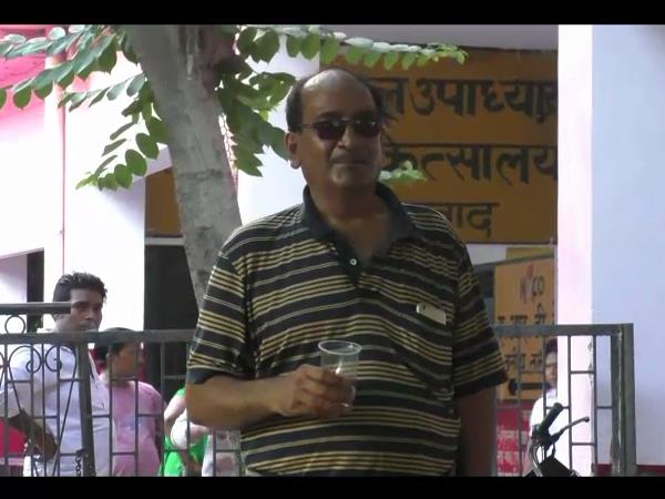 VIDEO: सीनियर मनोरोग विशेषज्ञ की शराबी हरकतें देखिए VIDEO: सीनियर मनोरोग विशेषज्ञ की शराबी हरकतें देखिए