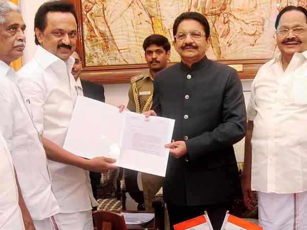 स्टालिन ने गवर्नर से की पलानिसामी सरकार को भंग करने की मांग स्टालिन ने गवर्नर से की पलानिसामी सरकार को भंग करने की मांग