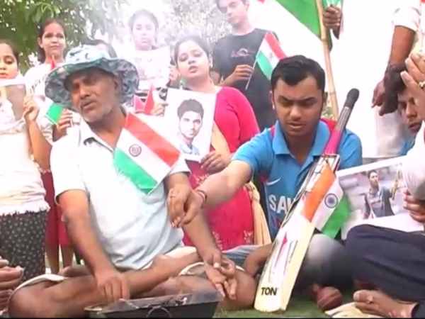 VIDEO: मुरादाबाद में भारत की जीत के लिए फैंस कर रहे यज्ञ VIDEO: मुरादाबाद में भारत की जीत के लिए फैंस कर रहे यज्ञ