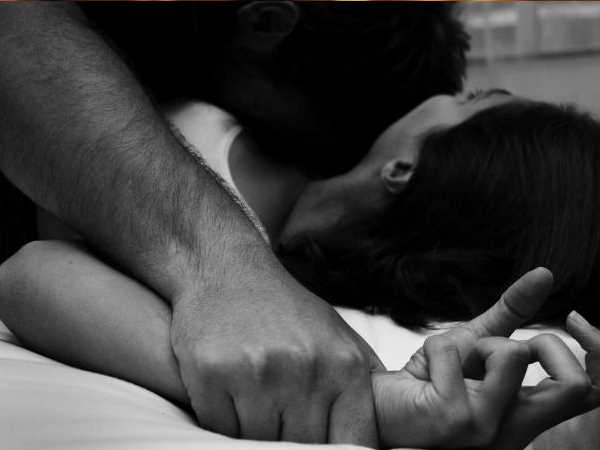 अगवा कर चलती कार में गैंगरेप, फिर महिला को सड़क पर फेंका अगवा कर चलती कार में गैंगरेप, फिर महिला को सड़क पर फेंका