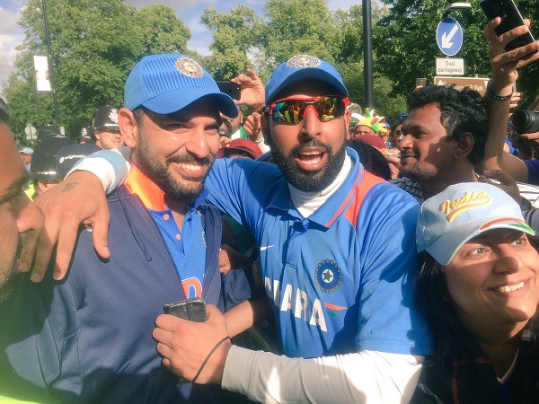 चैंपियंस ट्रॉफीः जब युवराज सिंह से मिला उनका हमशक्ल, देखिए फिर क्या हुआ? चैंपियंस ट्रॉफीः जब युवराज सिंह से मिला उनका हमशक्ल, देखिए फिर क्या हुआ?