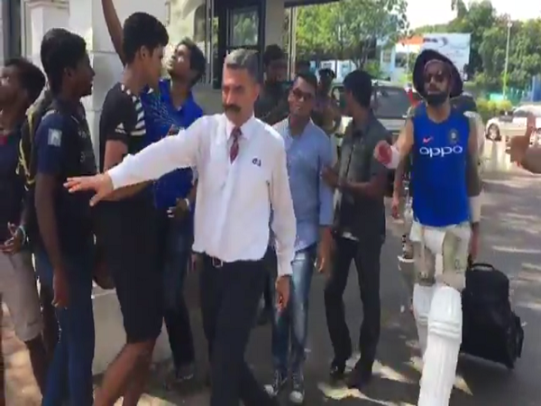 Video: जब श्रीलंका की सड़कों पर फैंस के बीच घिर गए कोहली Video: जब श्रीलंका की सड़कों पर फैंस के बीच घिर गए कोहली