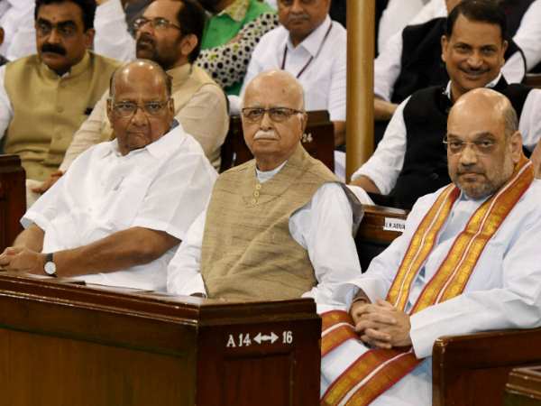 एचडी देवेगौड़ा को मंच पर स्थान