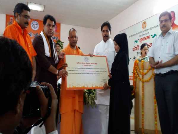 अधिकारियों को लगाई क्लास