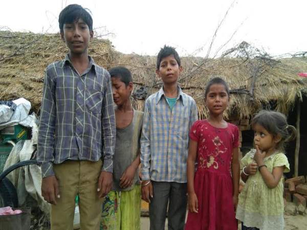 पिता की मजदूरी तो इन बच्चों का पेट भरती नहीं, ऐसे ही तो भविष्य खो जाता है