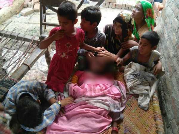 ये बच्चे आपस में ही एक-दूसरे को चुप करा रहे हैं