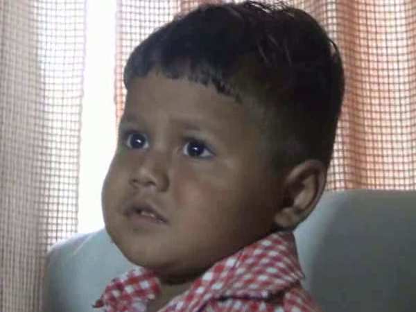 इस बच्चे को मां-बाप से मिलाइए