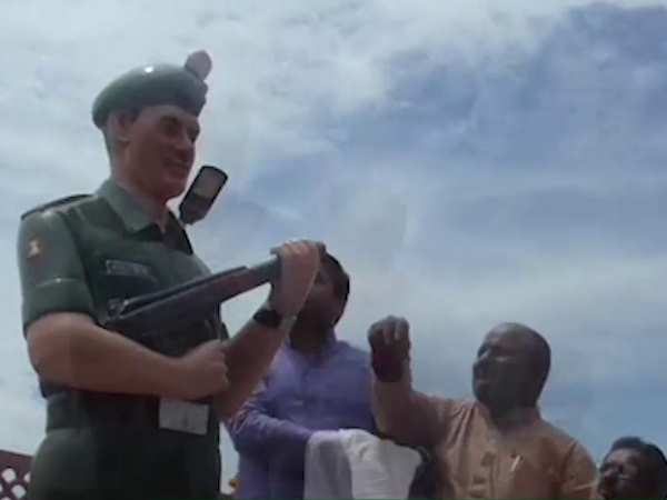 ताबूत के अंदर बंद रही शहीद की प्रतिमा