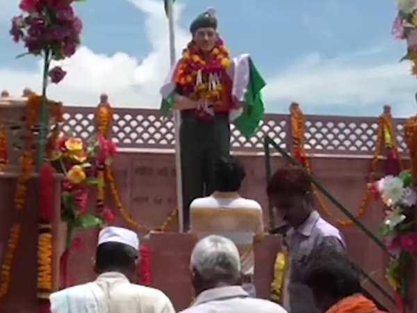 शहीद की प्रतिमा को रहा सरकार का इंतजार