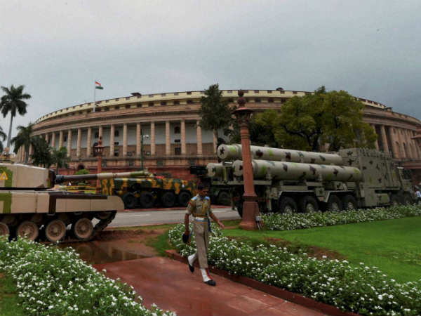 किसका कितना रक्षा बजट
