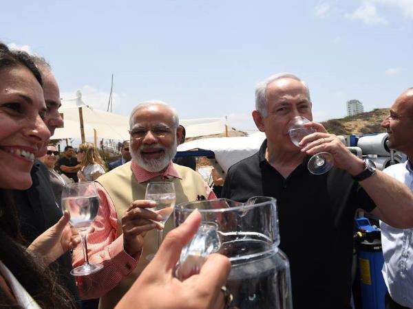 पीएम मोदी ने पिया पानी