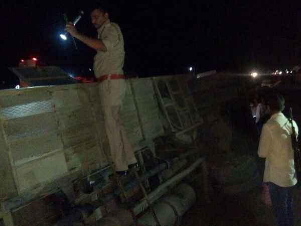 हादसे के बाद मौके पर पहुंची पुलिस, क्रेन से बाहर निकाला