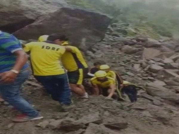 आदि कैलाश के श्रद्धालु भूस्खलन से फंसे, बचाव दल ने बचाया आदि कैलाश के श्रद्धालु भूस्खलन से फंसे, बचाव दल ने बचाया
