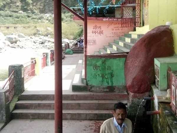 खीर गंगा घाट पर स्नान के बाद पूजन