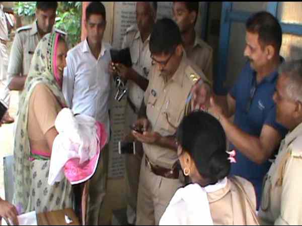 निःसंतान दंपत्ति ने लिया गोद