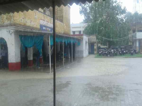 दारोगा जी को बैठने की जगह नहीं