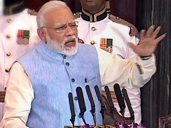 पीएम मोदी बोले- गुड एंड सिंपल टैक्स है GST, नेहरू को याद किया पीएम मोदी बोले- गुड एंड सिंपल टैक्स है GST, नेहरू को याद किया