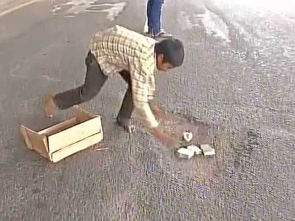 हैदराबाद: पांचवीं पास बच्चा भर रहा सड़क के गड्ढे, रोजाना घंटों तक करता है यही काम हैदराबाद: पांचवीं पास बच्चा भर रहा सड़क के गड्ढे, रोजाना घंटों तक करता है यही काम