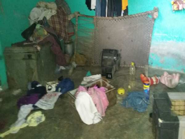 रात में पुलिसवाले आए घर